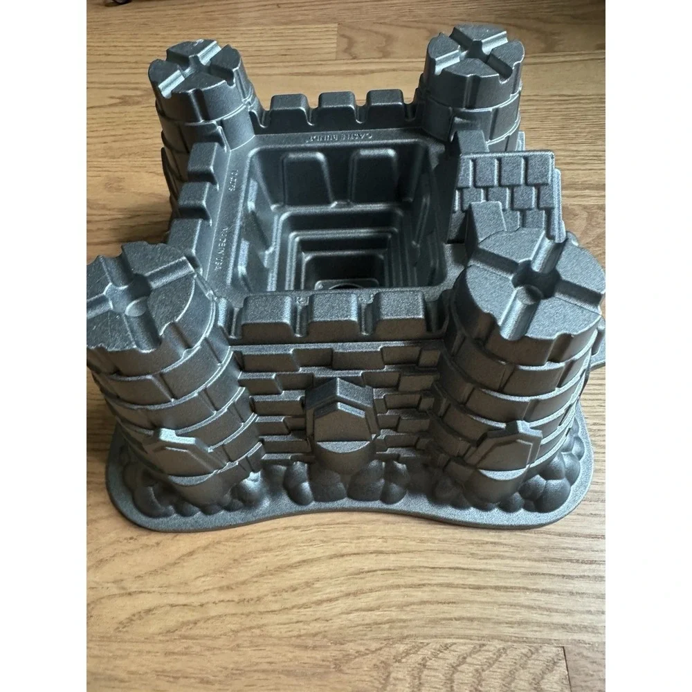 Nordic Ware Castle Bundt Cake Pan bakeware nonstick 10 cup Cast Aluminum USA